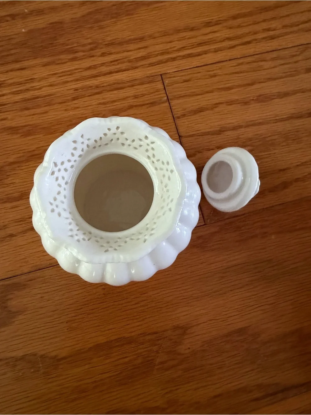 Graces teaware White Ceramic Scalloped Rim Decorative Vase small petal